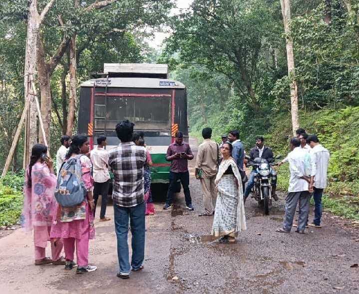 అడవిలో ఆగిపోయిన ఆర్టీసీ బస్సు - Udayam