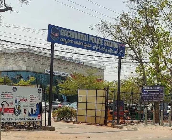 క్యాబ్ ఎక్కుతుంటే.. ముద్దు పెట్టిన సెక్యూరిటీ గార్డు - Udayam