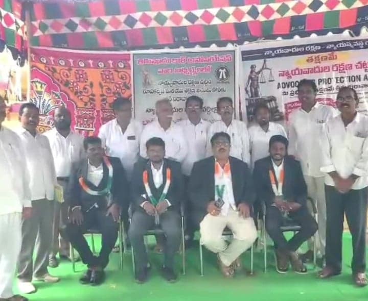 తిరువూరులో లాయర్ల నిరాహార దీక్ష - Udayam