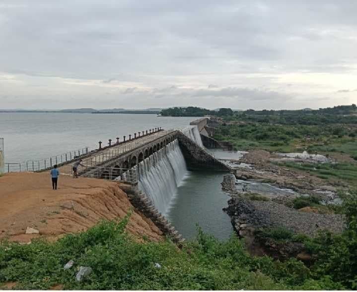 పోచారం ప్రాజెక్ట్.. 111 క్యూసెక్కుల నీరు విడుదల - Udayam