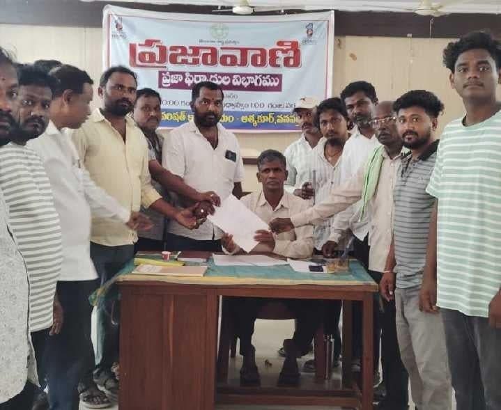 తప్పుడు ఎస్సీ సర్టిఫికెట్లపై విచారణకు ఫిర్యాదు - Udayam