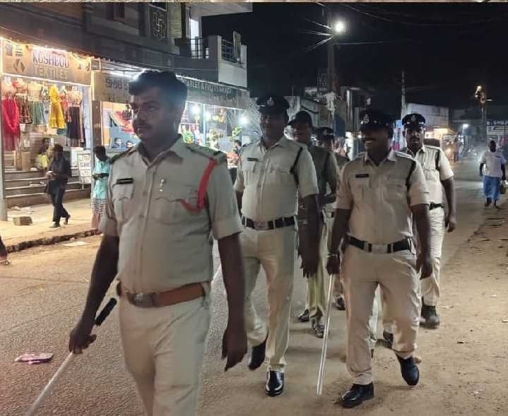వరదయ్యపాలెంలో పోలీసుల ఫ్లాగ్ మార్చ్ - Udayam