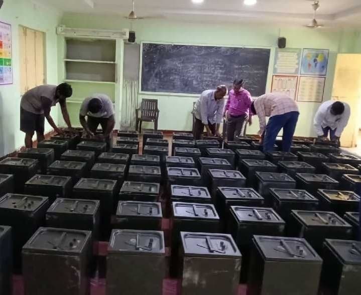 ఆకివీడుకు 80 బ్యాలెట్ బాక్సులు - Udayam