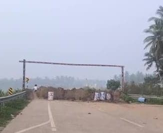శివకోడు హైవేపై ప్రమాదకర ప్రయాణాలు - Udayam