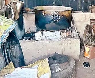 బోధన్లో 900 లీటర్ల కల్తీ నూనె స్వాధీనం - Udayam