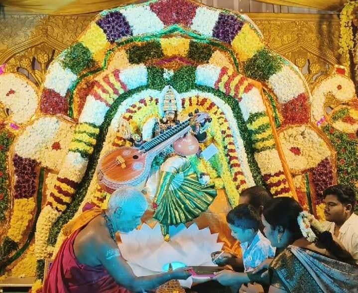 సరస్వతీ అలంకారంలో భద్రకాళి అమ్మవారు - Udayam