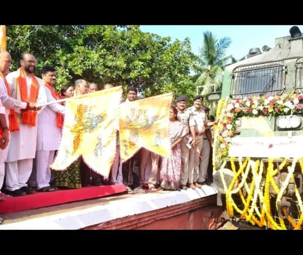 అయోధ్యకు ప్రత్యేక రైలు షురూ - Udayam Digital