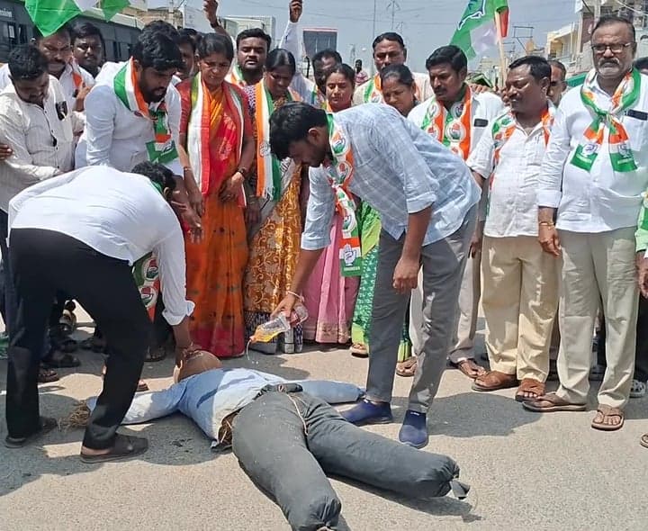 నకిరేకల్లో CEC దిష్టిబొమ్మ దహనం - Udayam