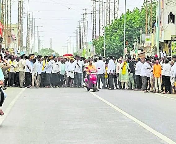 నామినేషన్లలో ఉద్రిక్తత - Udayam