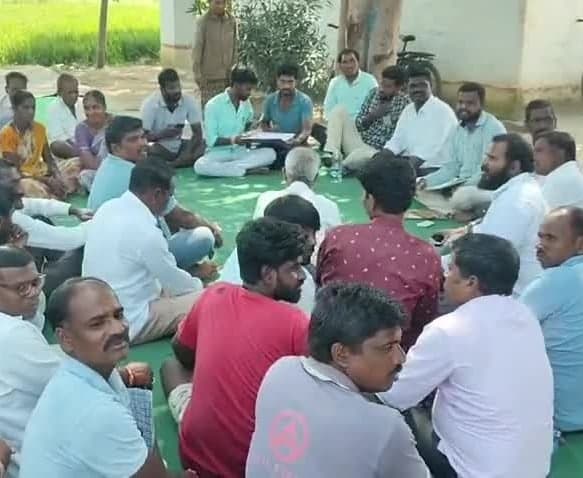 విద్యుత్ సరఫరాపై రైతుల ఆగ్రహం - Udayam