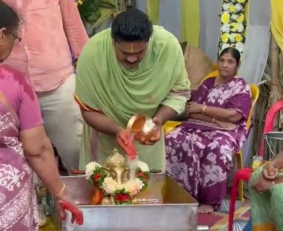 కారంచేడులో వినాయకుడికి అభిషేకం - Udayam