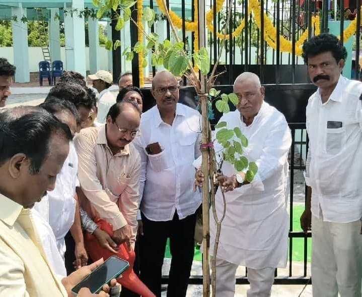 మొక్కలు నాటాలని చినరాజప్ప పిలుపు - Udayam