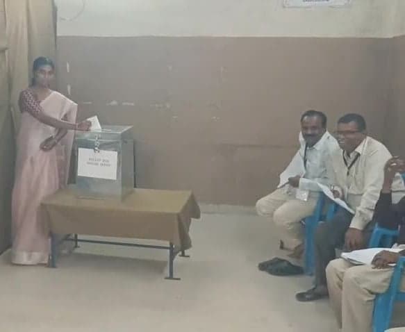 ఆర్టీసీ డిపోలో పోలింగ్ ప్రారంభం - Udayam