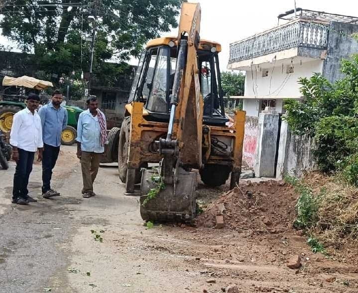 నర్సింహులపేటలో రహదారుల పక్కన పిచ్చి మొక్కల తొలగింపు - Udayam