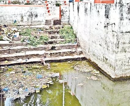 నిర్వహణ లేక అపరిశుభ్రంగా ఆలయ కోనేర్లు - Udayam