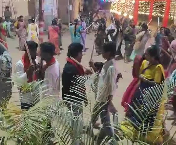 దుర్గామాత మండపం వద్ద యువకుల కోలాటాలు - Udayam
