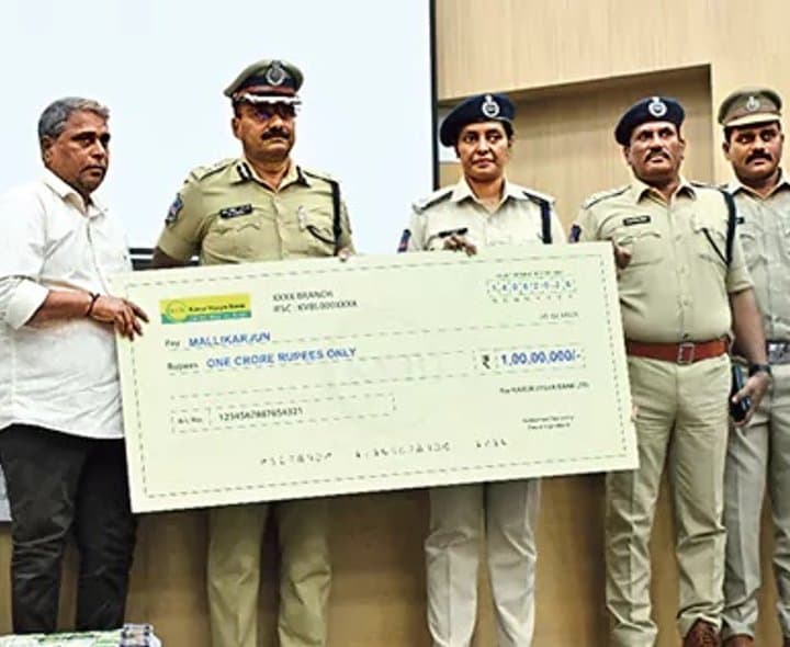 యజమాని డీపీతో రూ.కోటి మోసం - Udayam