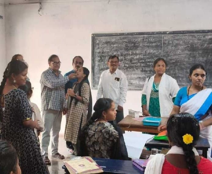 ఇంకొల్లులో విద్యార్థులకు నులిపురుగుల మాత్రలు - Udayam