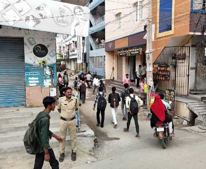 విద్యార్థుల భద్రతపై పోలీసుల నిఘా - Udayam