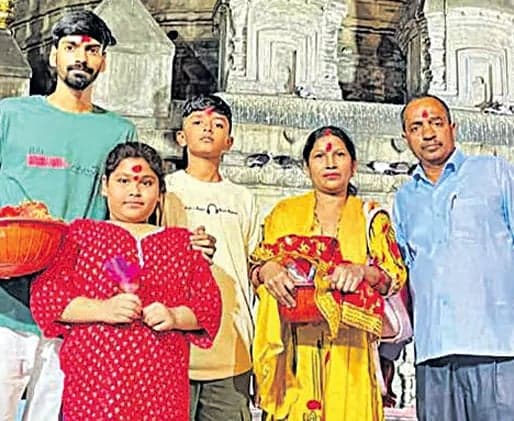 ఆస్తులమ్మి అనాథలకు ఆసరా - Udayam