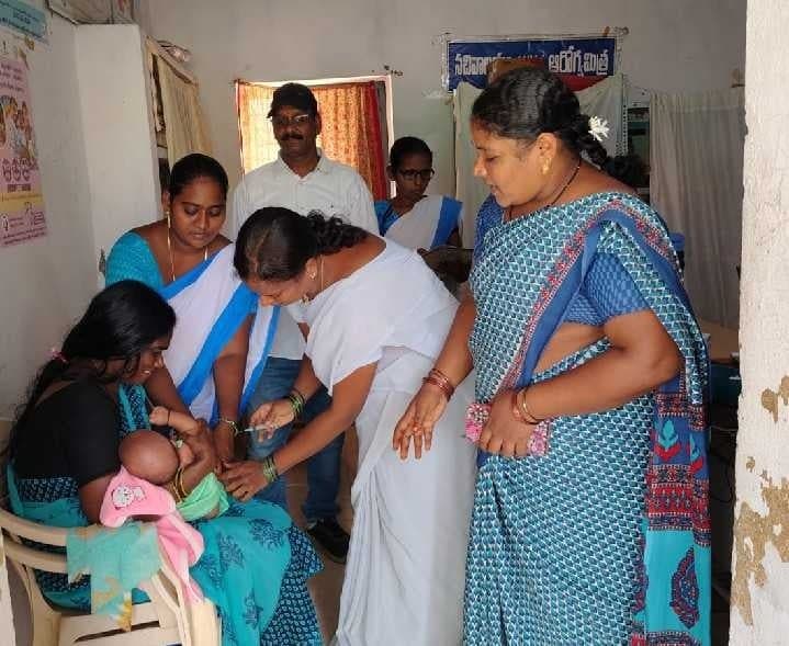 గర్భిణులు, పిల్లలకు టీకాలు తప్పనిసరి