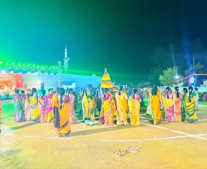 నందివరపర్తిలో ఘనంగా సామూహిక బతుకమ్మ వేడుకలు - Udayam
