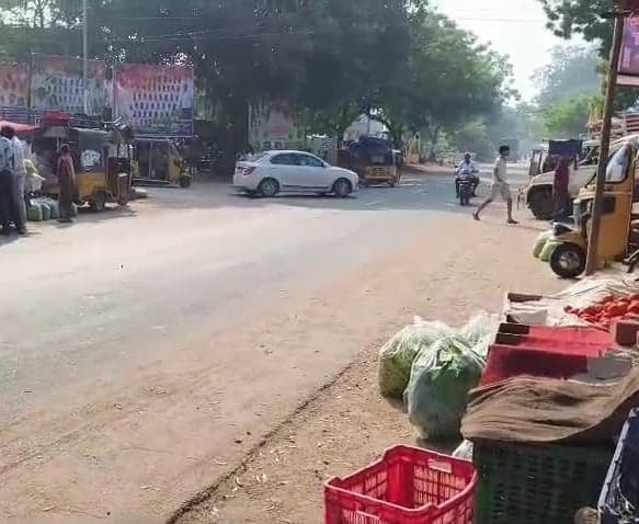 తాళ్లపేటలో బస్సు షెల్టర్ ఏర్పాటు చేయాలి - Udayam