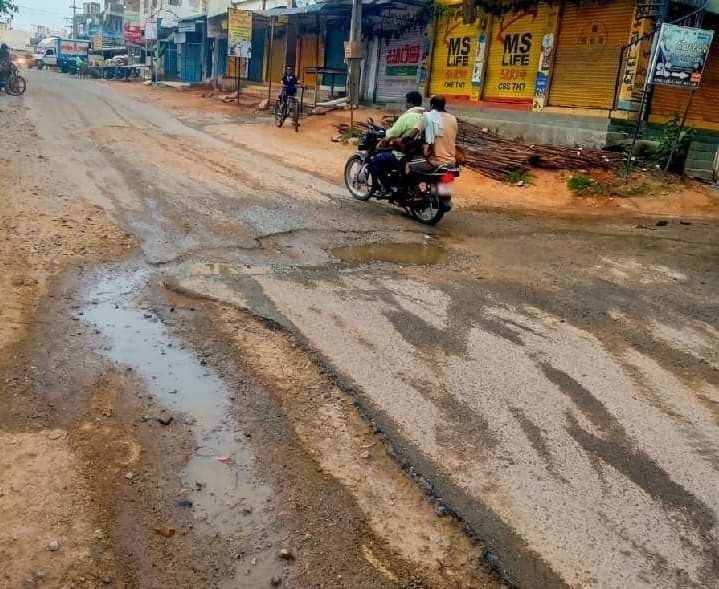 ఎర్రవల్లిలో గుంతలతో ప్రయాణికుల అవస్థలు - Udayam