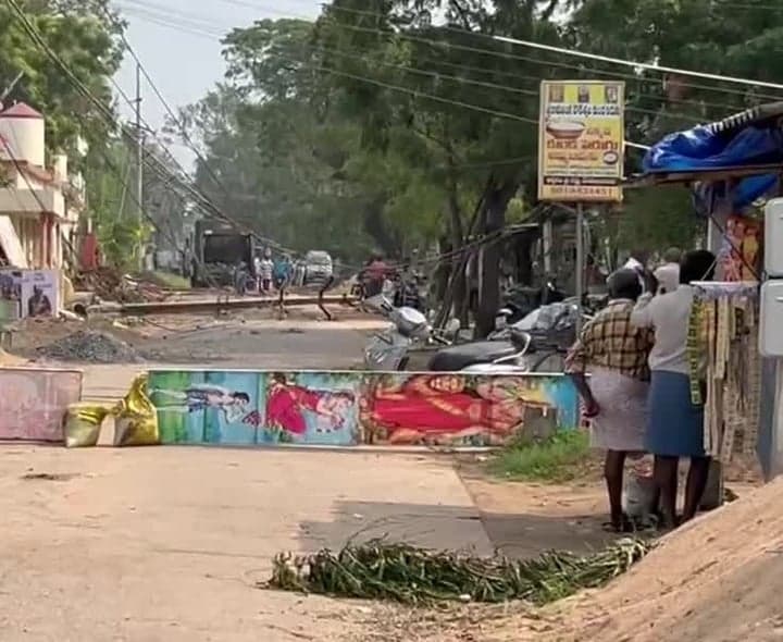 బ్రహ్మపురంలో స్తంభాల తొలగింపుపై నిర్లక్ష్యం - Udayam