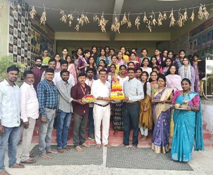 కుంటాలలో ముందస్తు బతుకమ్మ వేడుకలు - Udayam