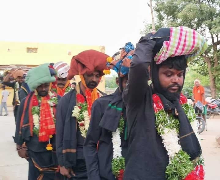 ఇబ్రహీంపట్నం నుంచి 60 మంది అయ్యప్ప స్వాముల పాదయాత్ర - Udayam