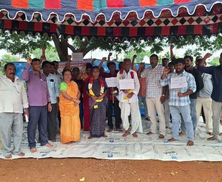 వీఆర్ఏల దీక్షలకు రెవెన్యూ సిబ్బంది మద్దతు - Udayam