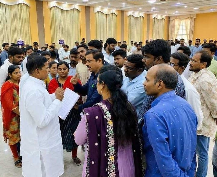 దూరవిద్య సర్టిఫికెట్ల సమస్య పరిష్కరించాలి - Udayam