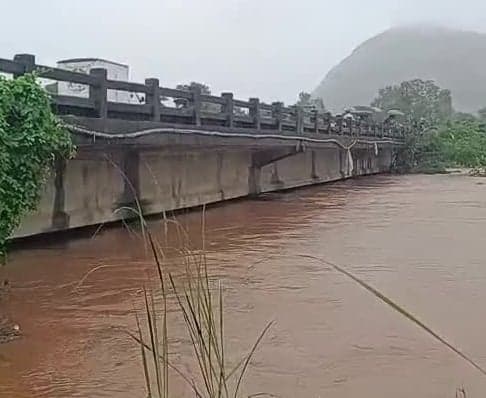 మామిడిపల్లిలో ఉద్ధృతంగా సువర్ణముఖి - Udayam