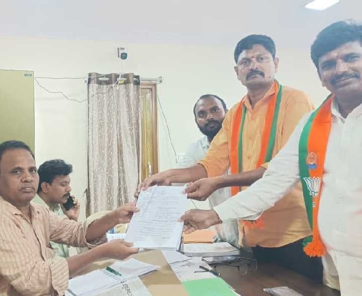 మాకవరపాలెం జడ్పీటీసీ అభ్యర్థిగా రఘు నామినేషన్ - Udayam