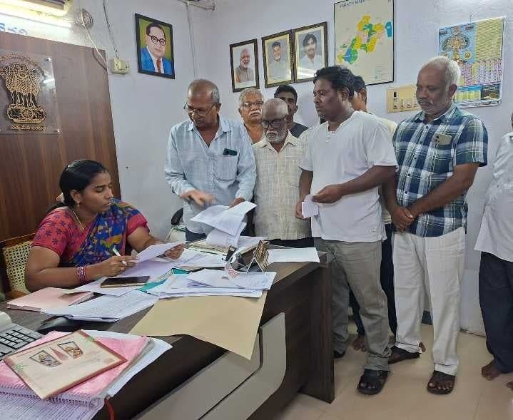 రేషన్ సరుకులపై డీలర్ల ఫిర్యాదు - Udayam