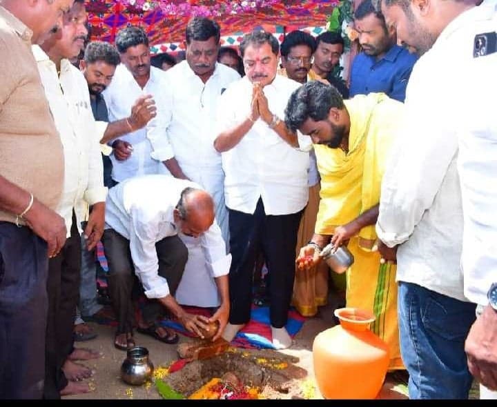 కంబదూరులో రోడ్డు పనులకు భూమిపూజ - Udayam
