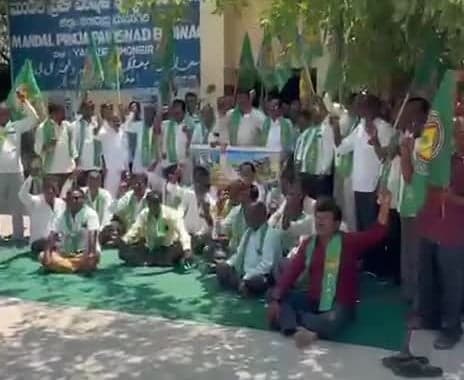 సమస్యలు పరిష్కరించాలని గీతకార్మికుల ధర్నా - Udayam