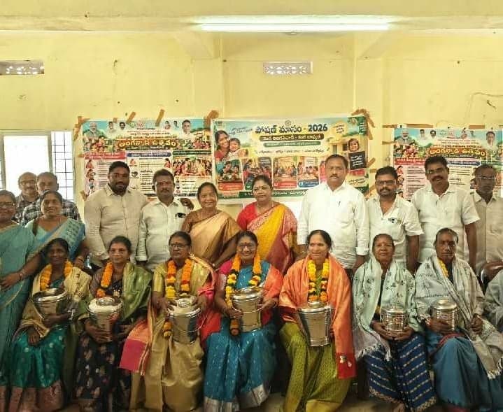 రావికమతంలో 9 మంది అంగన్వాడీలకు సన్మానం - Udayam
