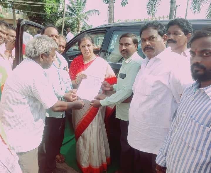 వీఆర్ఏల సమస్యలపై MPకి వినతి - Udayam