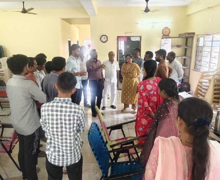 హుజూర్నగర్ లైబ్రరీని సందర్శించిన అధికారులు - Udayam