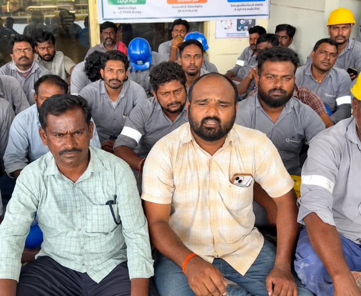 వేతనాల జాప్యంపై జైపూర్ కార్మికుల ఆందోళన - Udayam