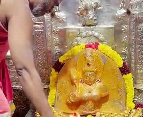 అమ్మవారికి బంగారు పుష్పాలతో పూజలు - Udayam