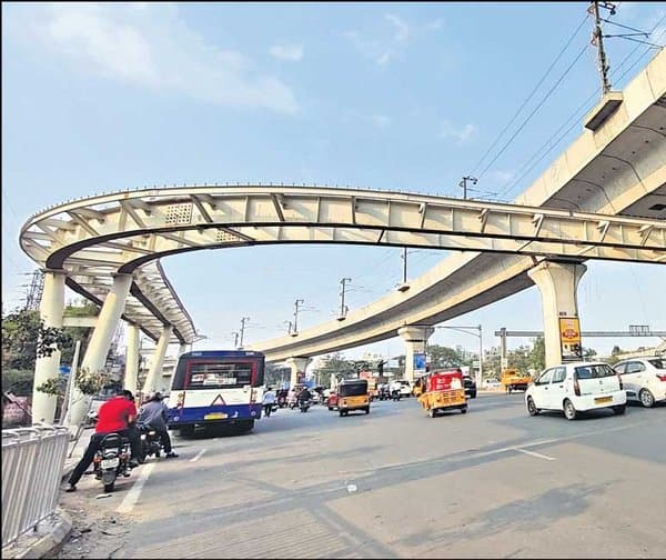 ఉప్పల్ స్కైవాక్: లిఫ్టుల్లో ఇరుక్కుంటే నరకమే! - Udayam Digital