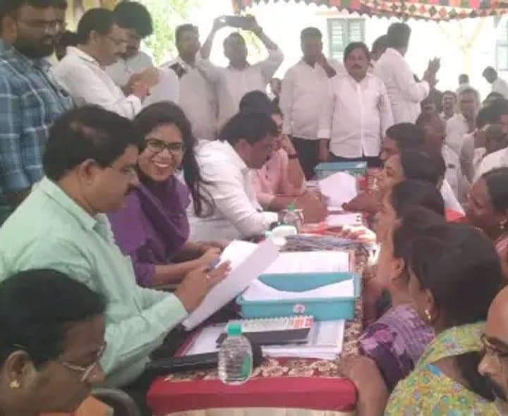 నిరీత్ సమయంతో అర్జీలు పరిష్కరించాలి: కలెక్టర్