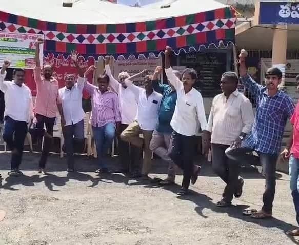 ఒంటి కాలిపై నిలుచుని VRAల నిరసన - Udayam