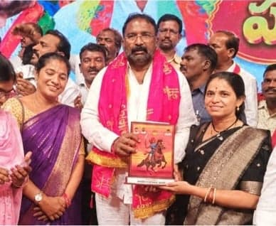 ఉద్యమ నేతను సన్మానించిన మంత్రి - Udayam