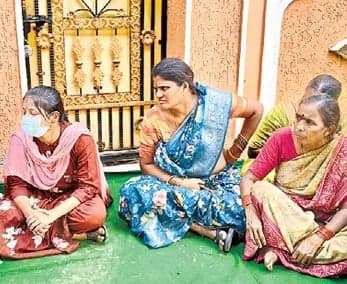 భర్త ఇంటి ముందు భార్య ధర్నా - Udayam