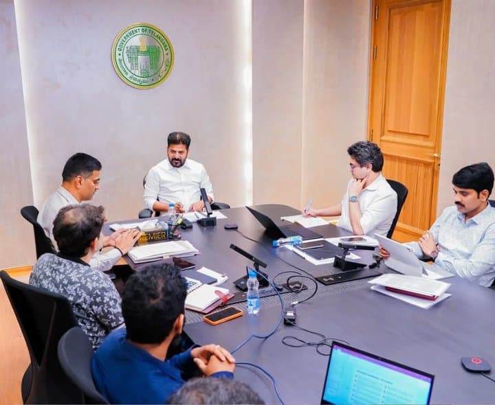 హైదరాబాద్ రోడ్ల అభివృద్ధిపై సీఎం రేవంత్ సమీక్ష - Udayam Digital