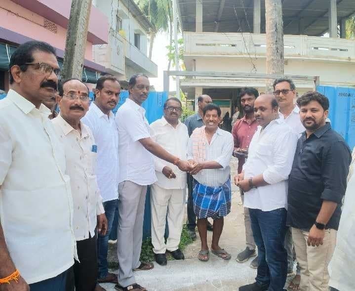 పెన్షన్ల పంపిణీ.. సమస్యలపై ఎమ్మెల్యే ఆరా - Udayam